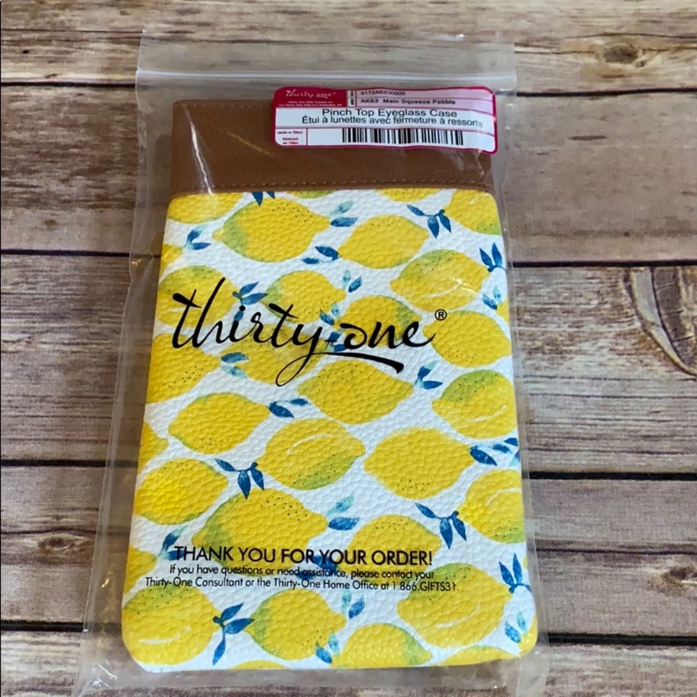 NIP Thirty-One Pinch Top Eyeglass Case Lemon Print